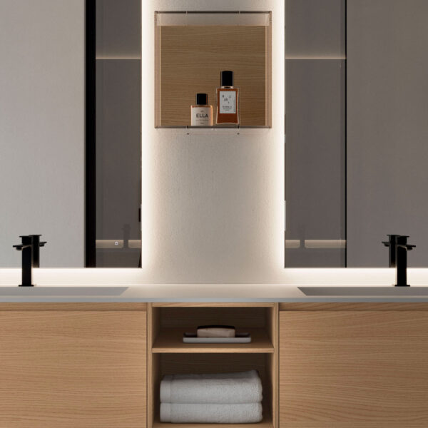 Compartiments ouverts comme éléments d’appui pour les objets quotidiens, afin de donner un rythme à la composition